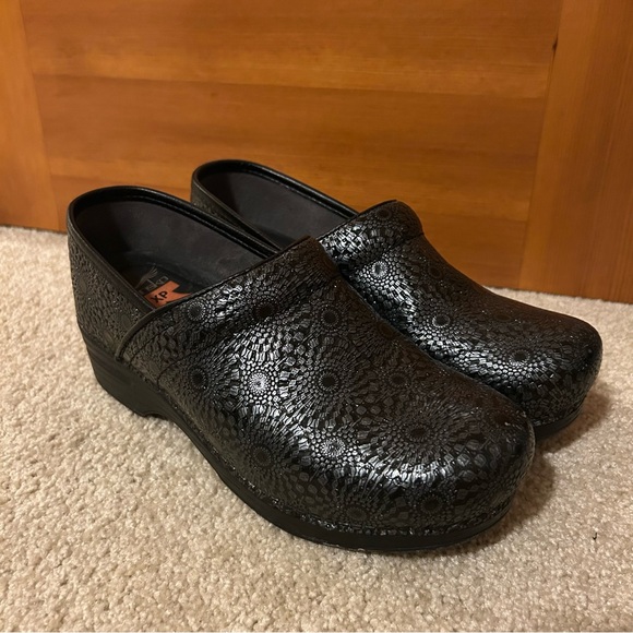 Dansko XP Size 38 Clog Comfort Shoe Embossed Leather Medallion 3912320202 - Picture 1 of 7